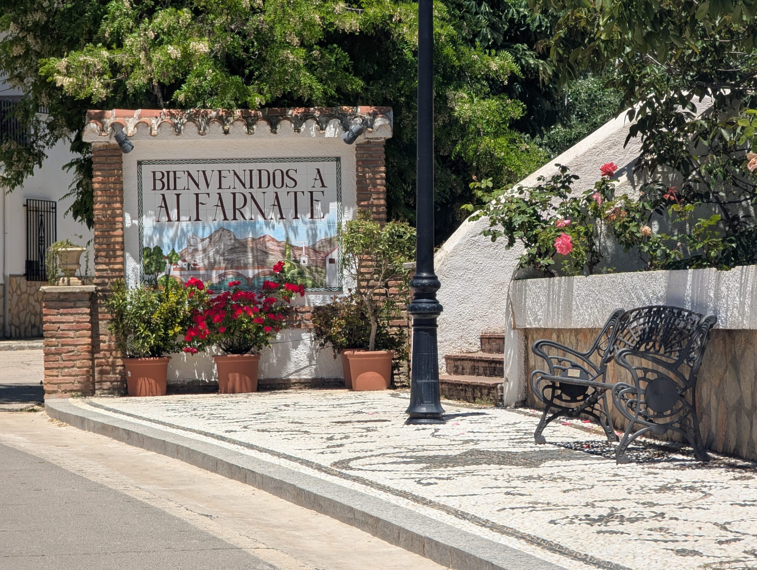 alfarnate-bienvenidos-town-entrance-roses-bench-sign-eastofmalaga-jasonelliott