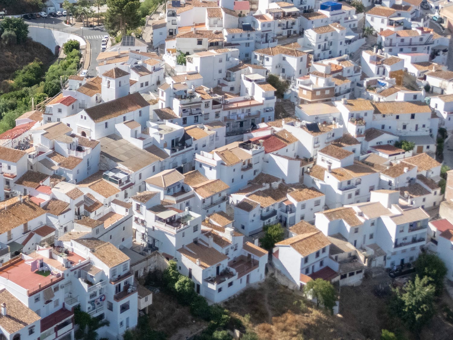 The streets and old town of Totalan are a very classic Andalusi style, with steep streets and white-washed houses. Photo by Jason Elliott for the eastofmalaga.com website.